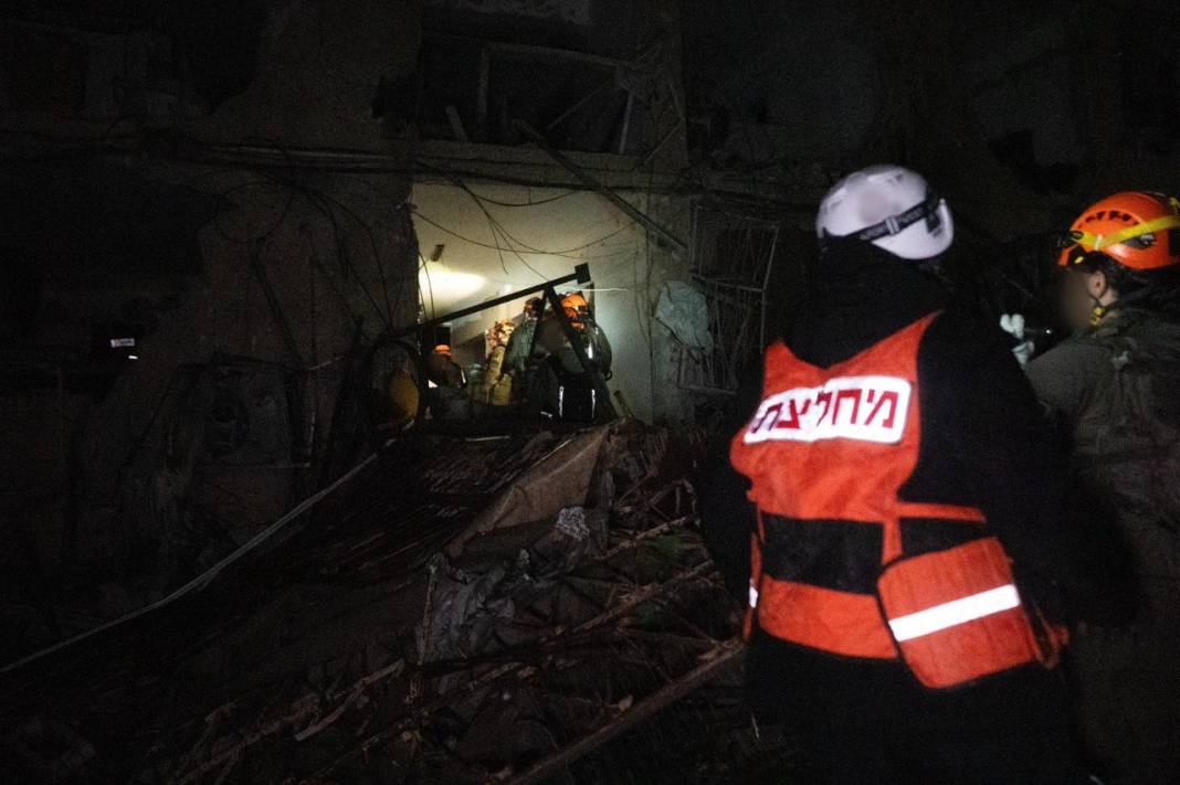 İran gece boyu durmadı: Fettah, Kadir ve Emad füzeleri İsrail'i birbirine kattı 1